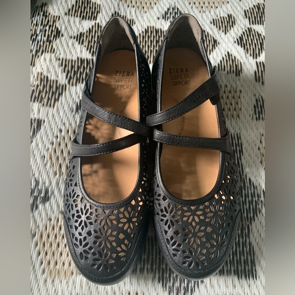 Ziera Black Cutout Mary Jane Flats - Picture 1 of 8
